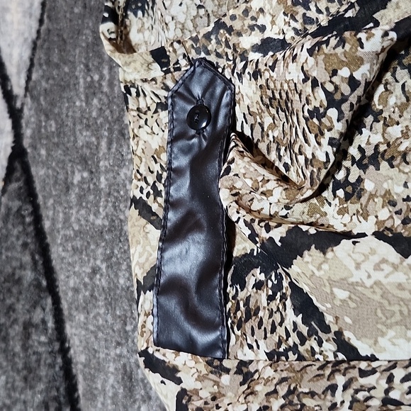 MIX & CO. HENLEY SHEER SNAKESKIN PRINT BRACELET SLEEVES DROPTAIL BLOUSE TOP - Picture 3 of 15